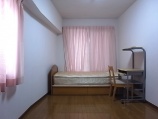 専有部のお部屋の様子。個室：エアコン、鍵、ベッド、カーテン、デスク付です。